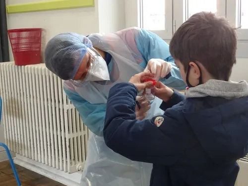 Les tests salivaires ont commencé en Mayenne et dans le Maine-et-Loire